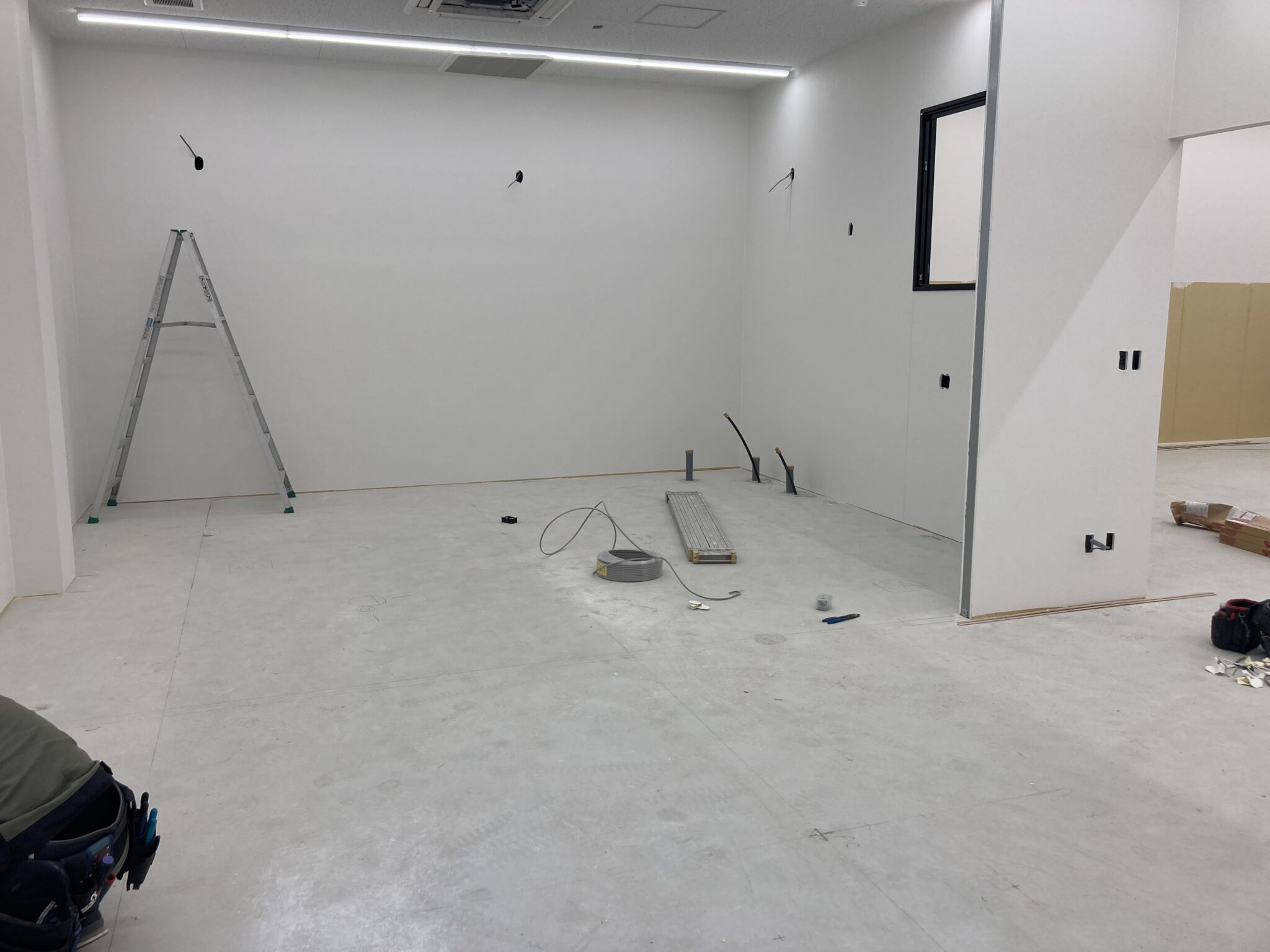某店舗床タイル施工|実績紹介|株式会社山貴|建物の設計から施工までトータルサポート