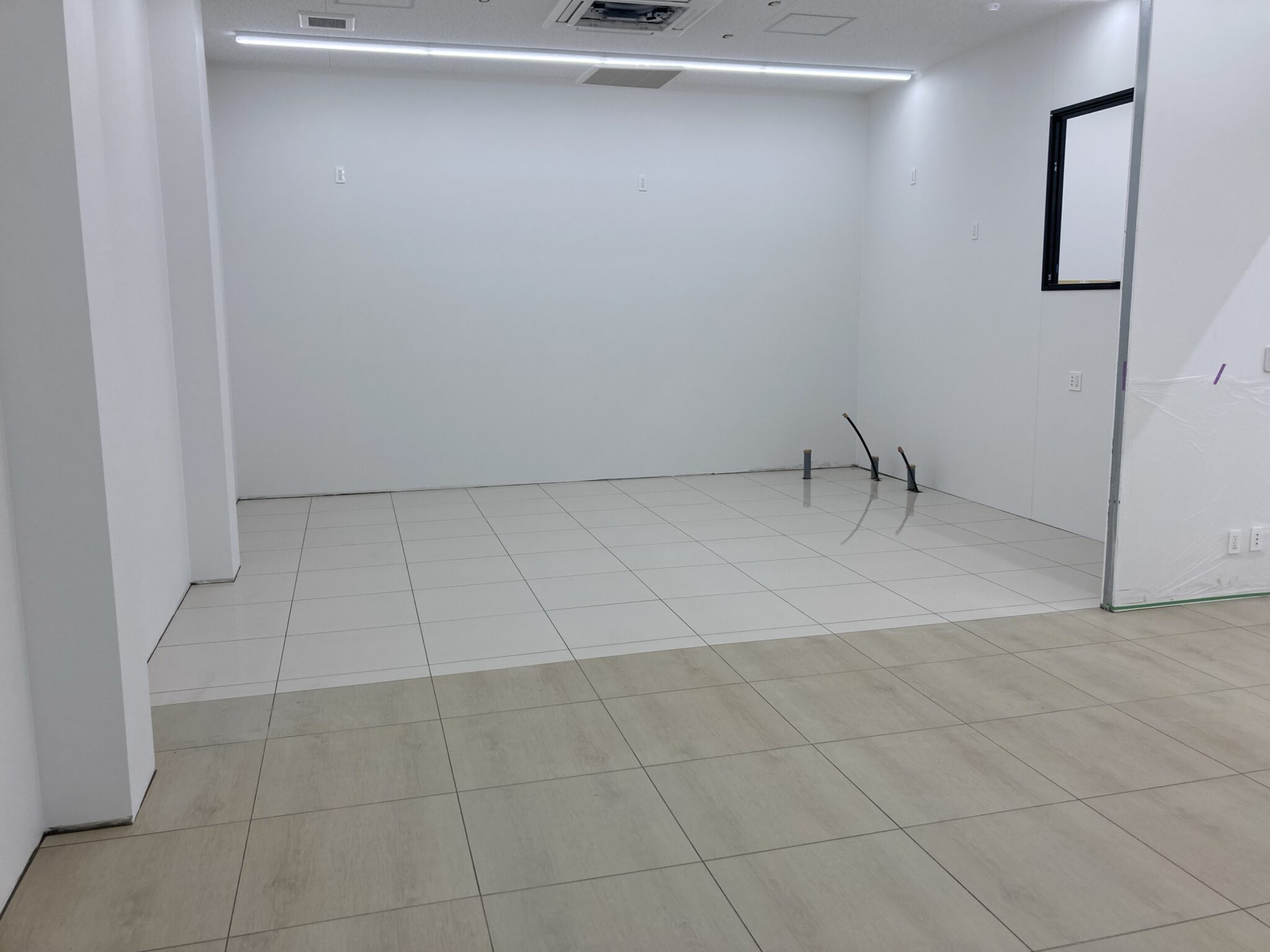 某店舗床タイル施工|実績紹介|株式会社山貴|建物の設計から施工までトータルサポート